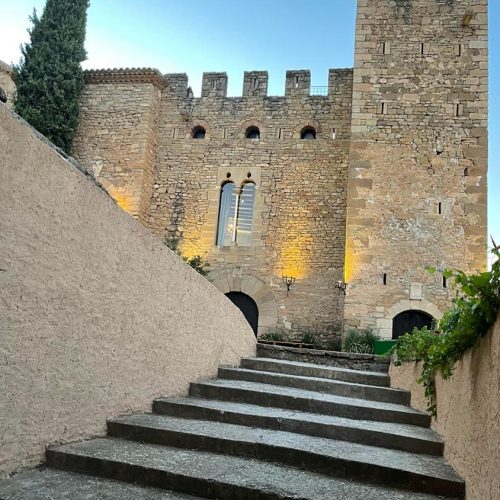 CASTILLO MONTSONIS EXTERIOR DIA ESCALERAS